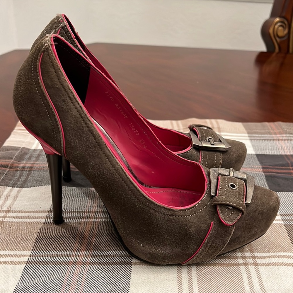 Women’s high heel gray with pink size 8 brand is Andrea